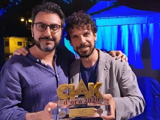 alessandro grande con il premio assegnato per il suo film "Regina"