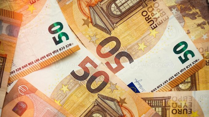 17176653-50-euro-i-soldi-moneta-banconote-sfondo-con-illuminazione-europeo-carta-i-soldi-fondale-con-50-euro-fatture-finanziario-investimento-risparmio-reddito-guadagni-concetto-foto